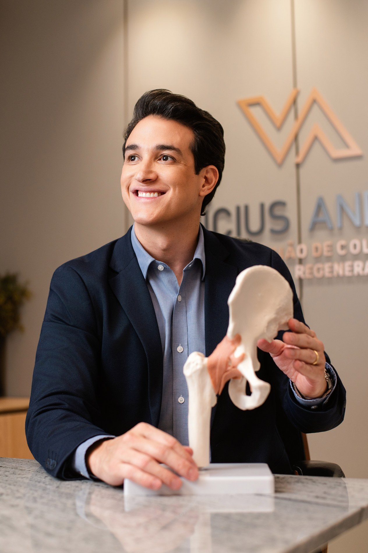 Dr. Vinícius Andrade em avaliação com modelo anatômico
